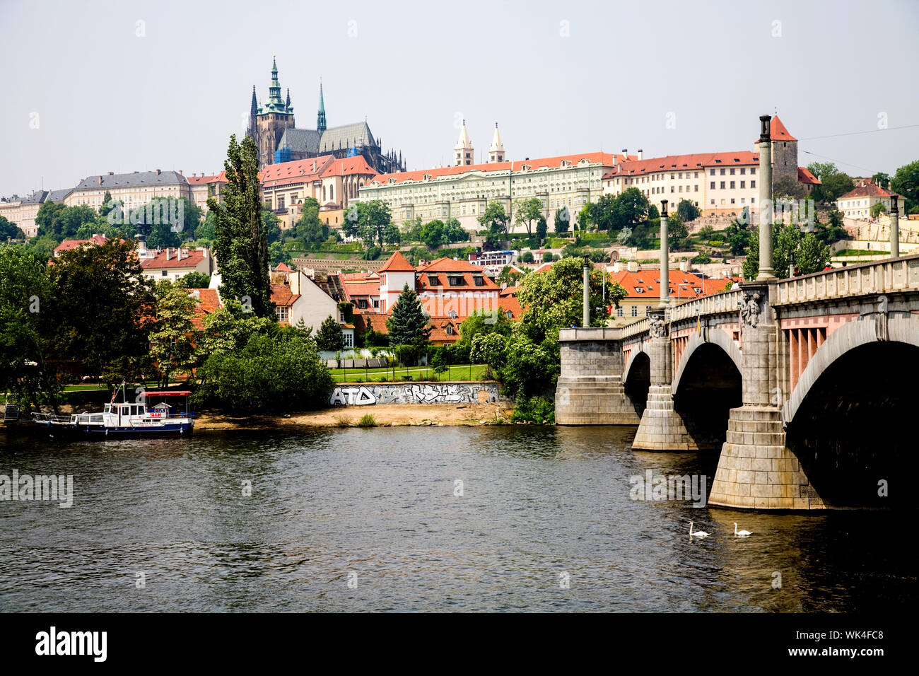 Die Moldau fließt unter Manesuv am meisten mit der Prager Burg (Prazsky Hrad) in der Ferne in Prag in der Tschechischen Republik Stockfoto