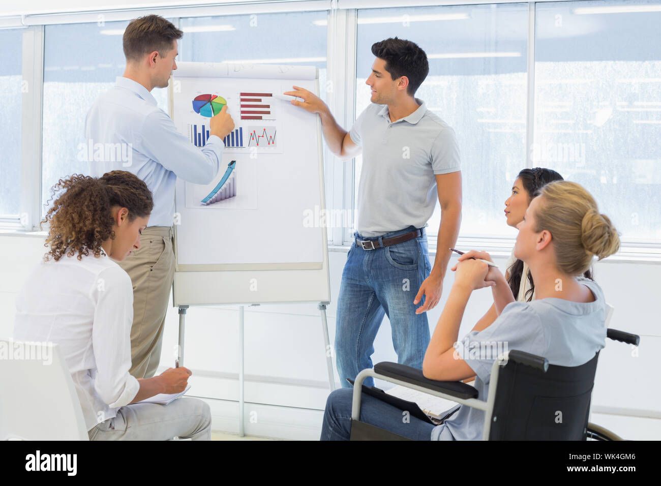 Casual Geschäftsmänner, die Präsentation an die Kolleginnen und Kollegen im Büro Stockfoto
