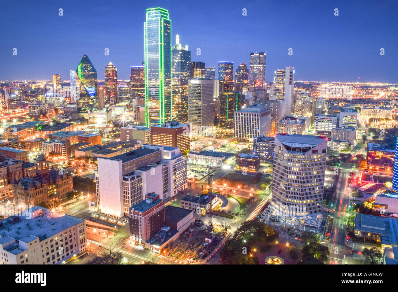 Luftbild der Innenstadt von Dallas in der Dämmerung - Dallas, Texas, USA Stockfoto