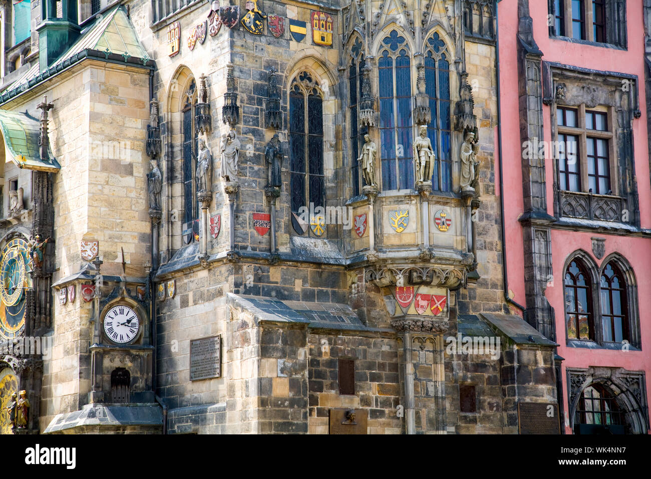 Das Alte Rathaus mit der astronomischen Uhr, die Links in den Altstädter Ring (Staromestske Namesti) in Prag in der Tschechischen Republik. Stockfoto