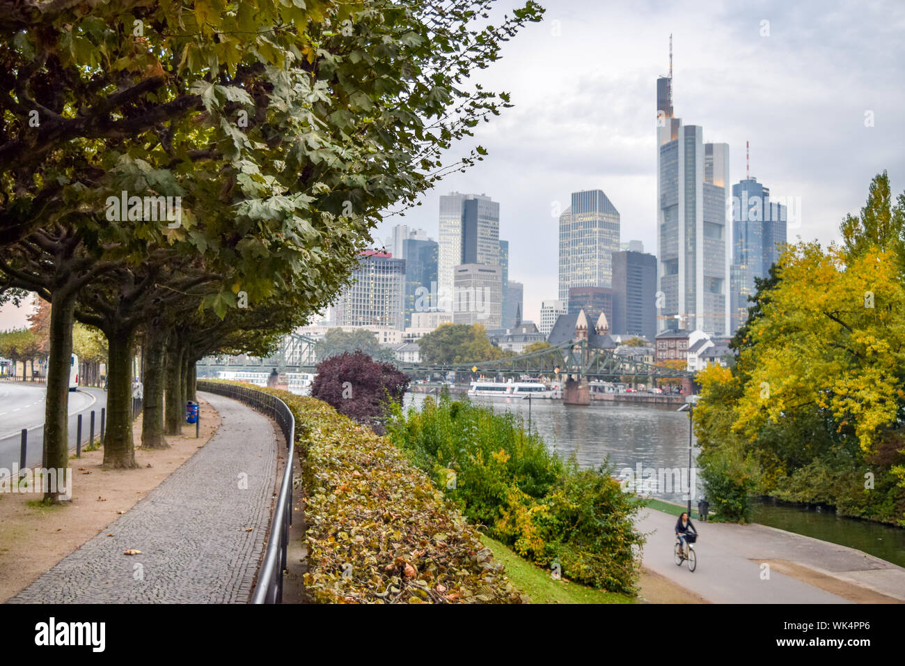 Wander- und Radwege in der Stadt Riverside Park, mit der Skyline von Frankfurt im Hintergrund (Herbst/Herbst) - Frankfurt, Deutschland Stockfoto