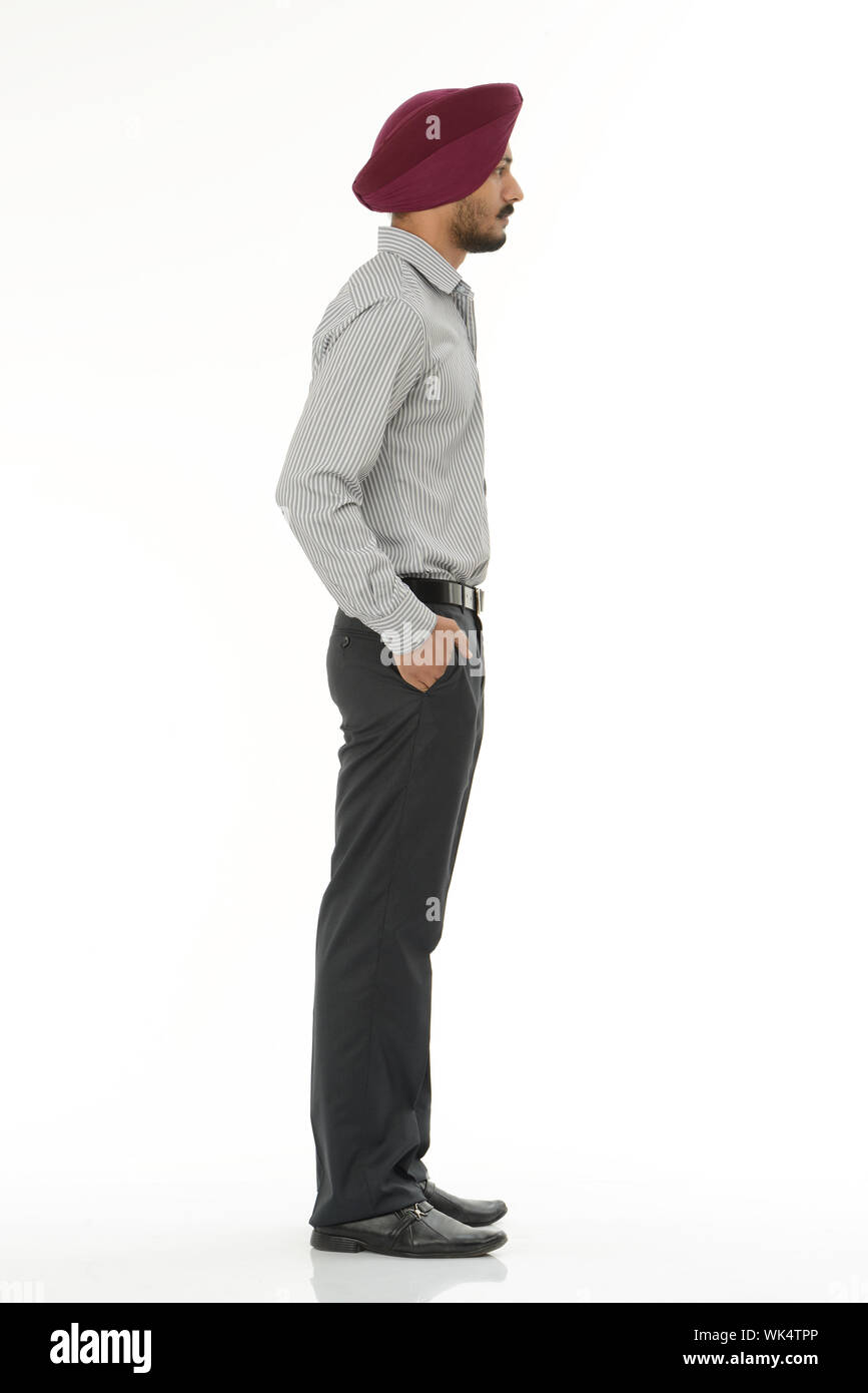 Seite Profil von einem jungen Mann, der mit den Händen in den Taschen Stockfoto