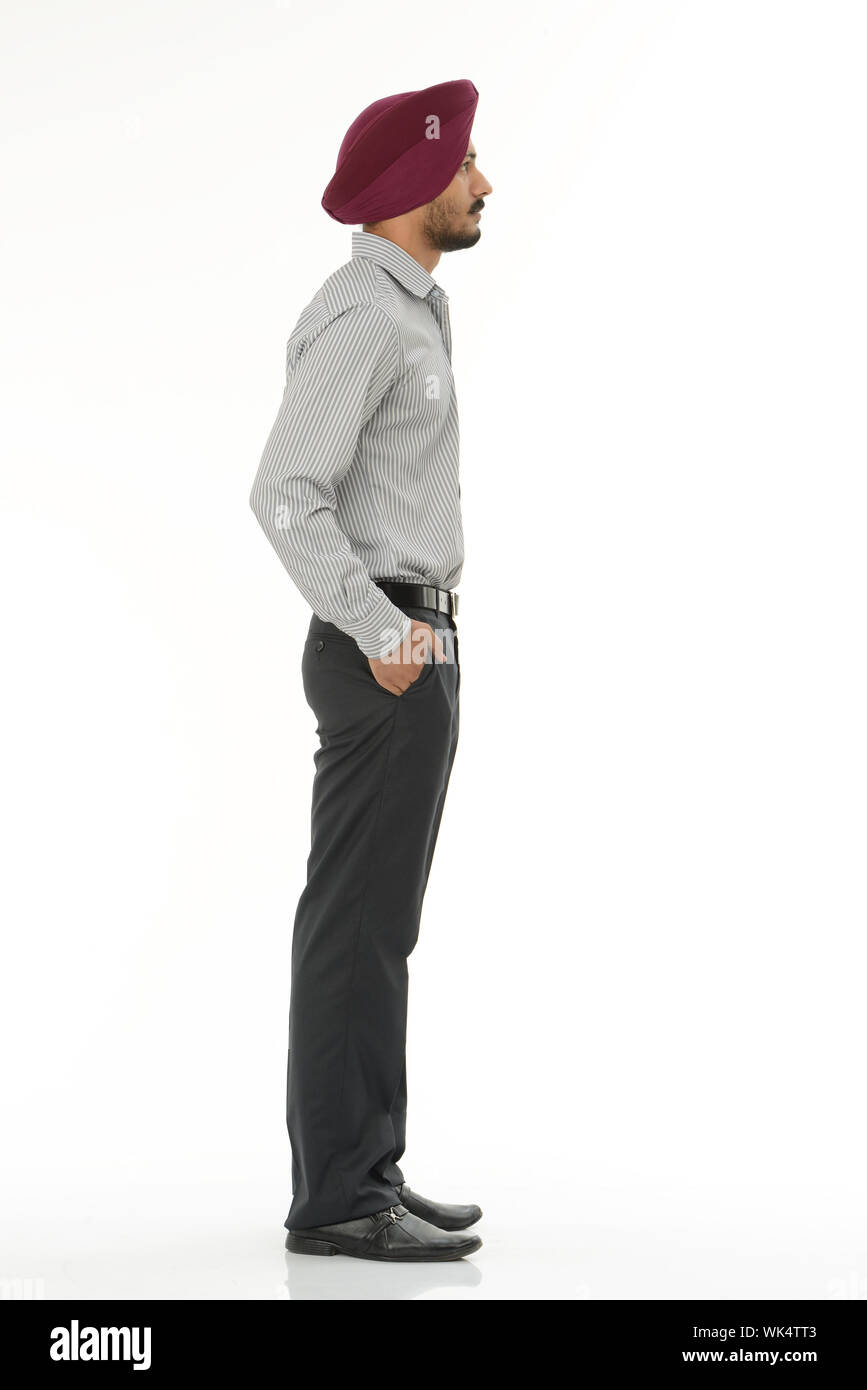 Seite Profil von einem jungen Mann, der mit den Händen in den Taschen Stockfoto