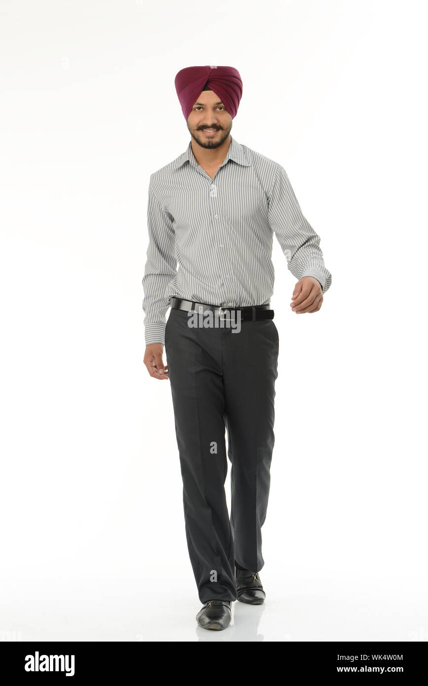 Junger Mann zu Fuß Stockfoto