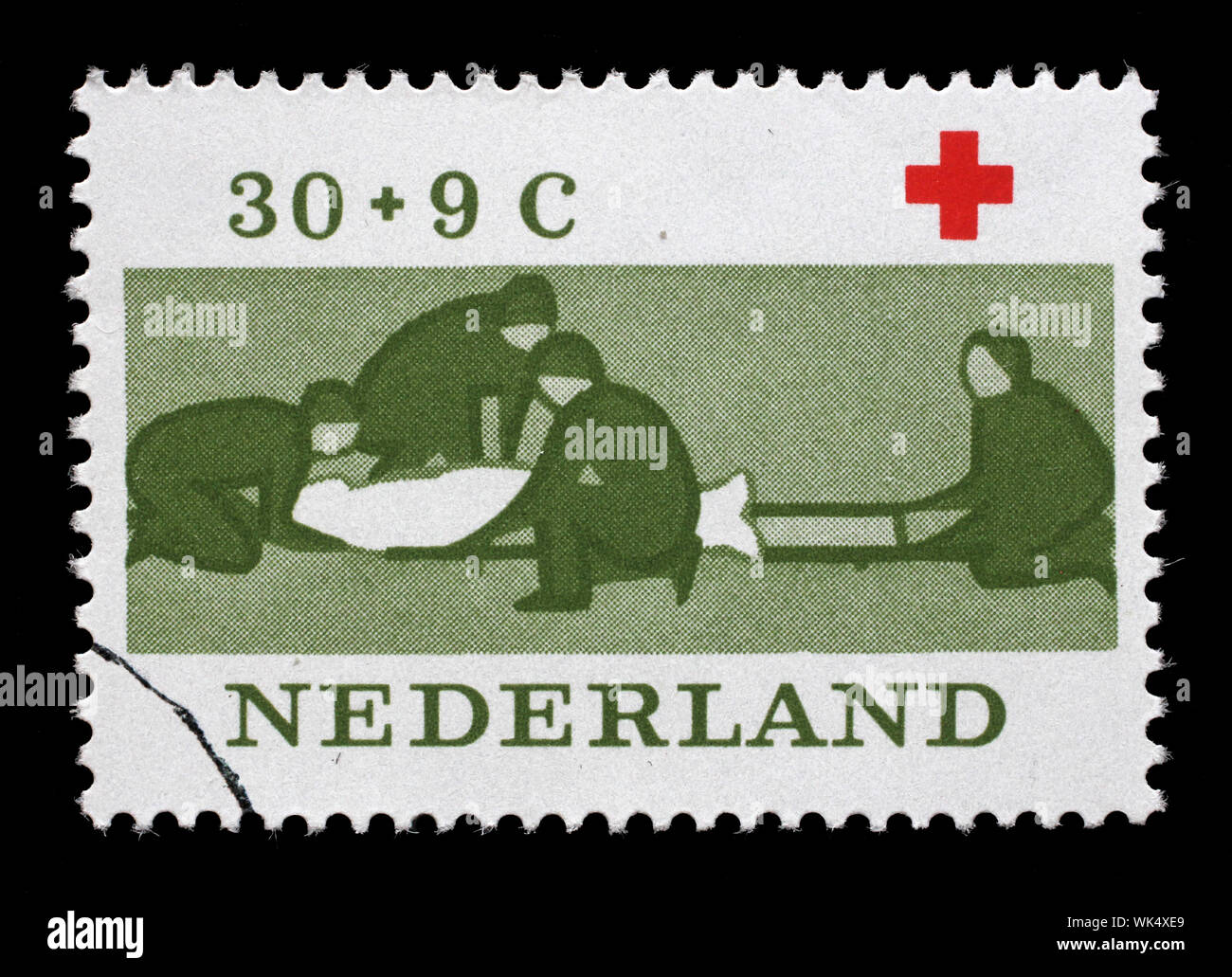 Stempel gedruckt in den Niederlanden zeigt Freiwillige helfen, Auf einer Bahre krank, Rotes Kreuz, circa 1963. Stockfoto