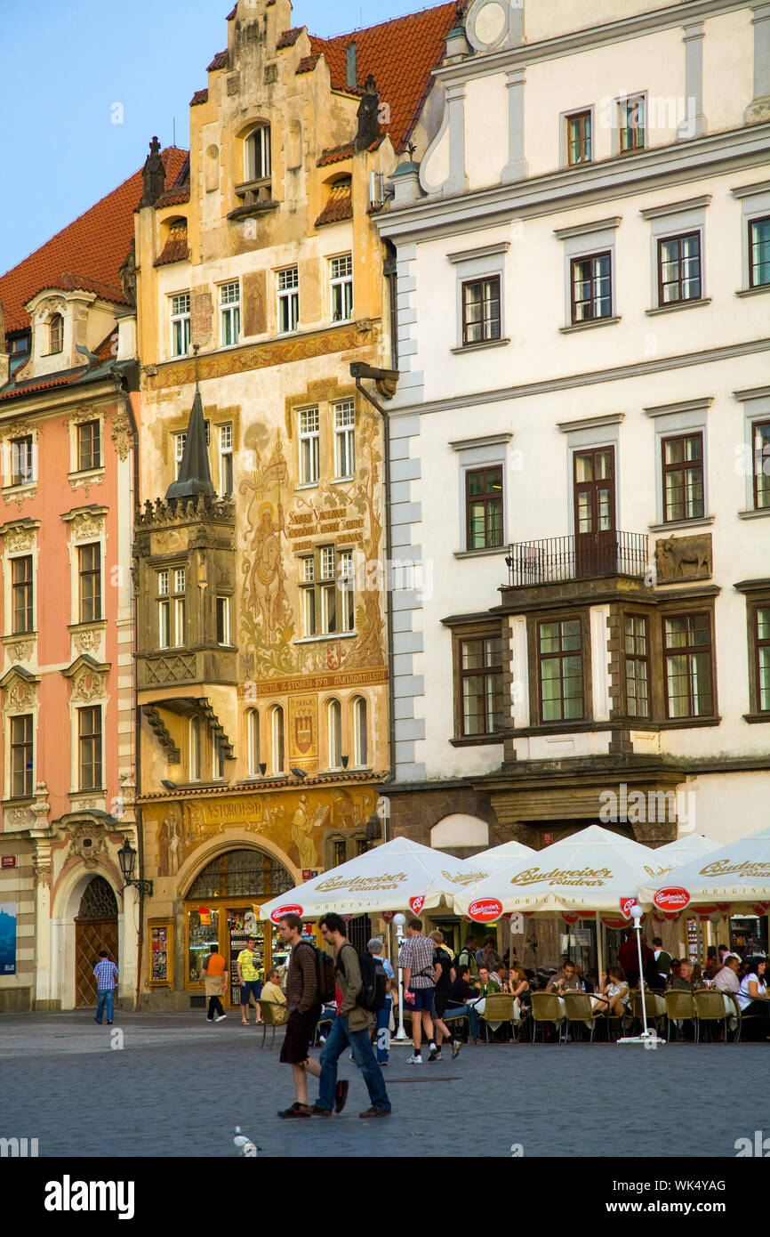 Outdoor Cafe in der Altstädter Ring (Staromestske Namesti). In Prag in der Tschechischen Republik. Stockfoto