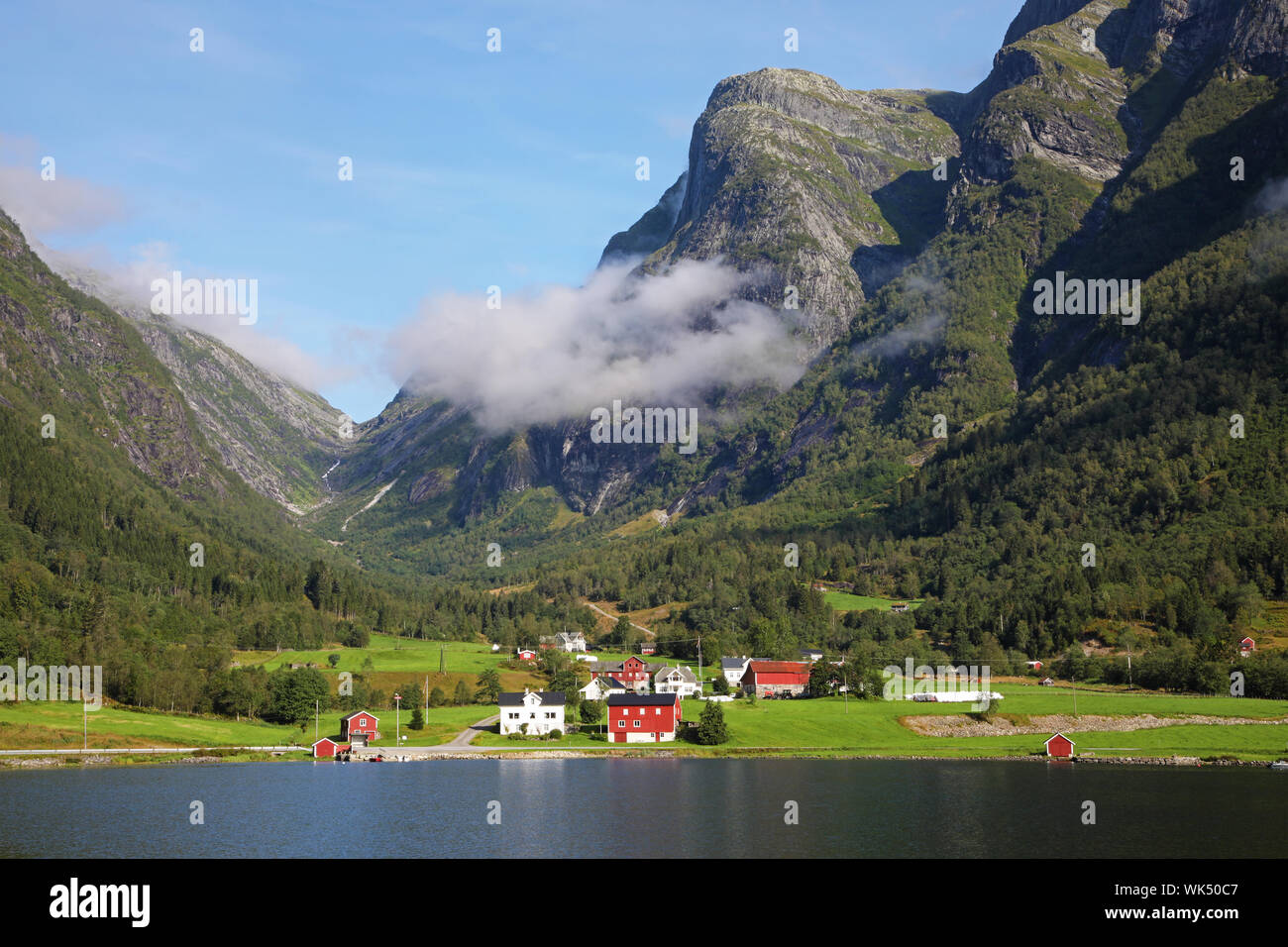 Bunte Häuser an einem norwegischen Fjord in vollen Sommer Stockfoto