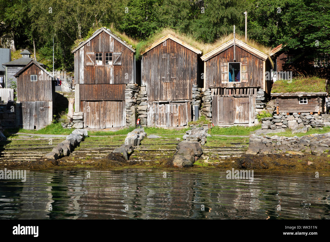 Alte Häuser der Fischer im Hafen Geiranger, Norwegen Stockfoto