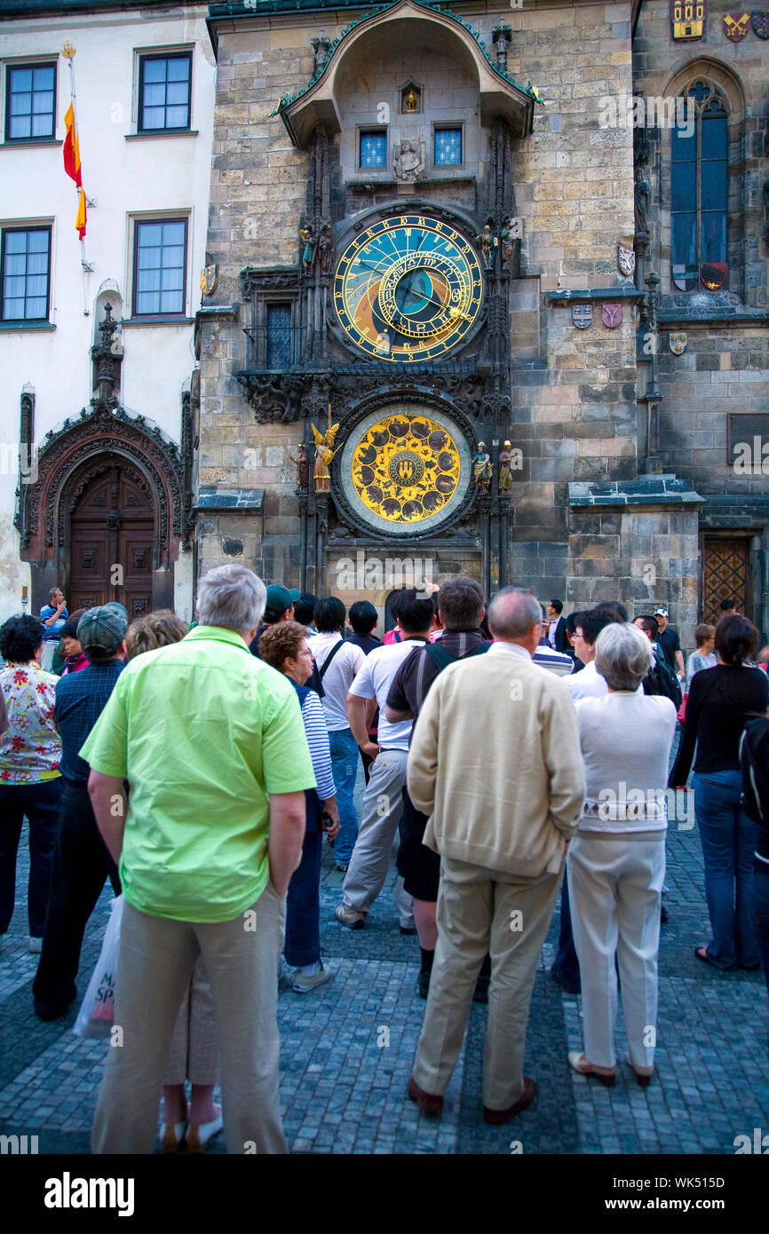 Menschenmassen versammeln sich auf die Stunde der Astronomischen Uhr mit seiner mittelalterlichen Verständnis der Welt zu beobachten. In Prag in der Tschechischen Republik. Stockfoto