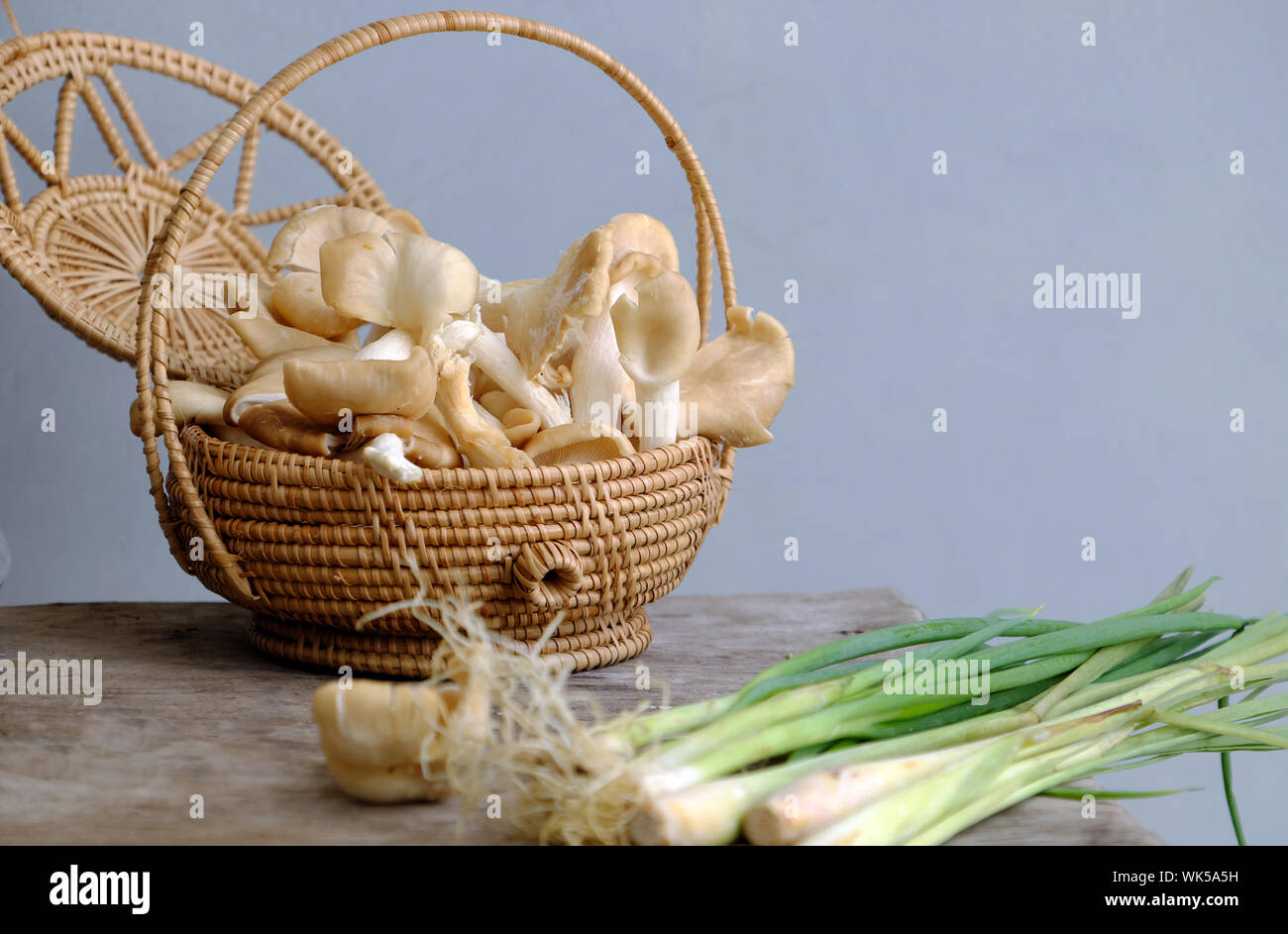 Warenkorb abalone Pilz und citronella Pflanze auf Holz- Hintergrund, dieses Gemüse ist beliebt Zutat für vietnamesische veganes Essen Stockfoto