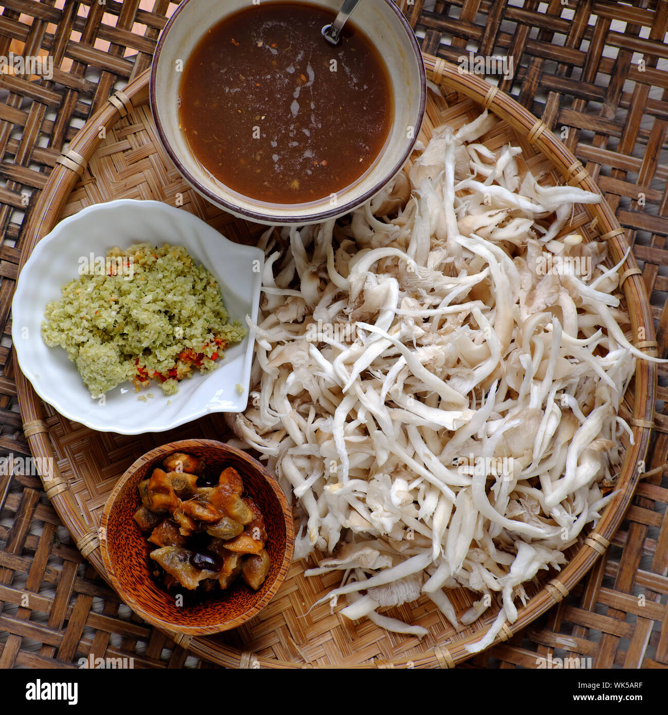 Rohstoffe für einfache Vietnamesischen vegetarisches Essen, abalone Pilz mit gehackten Zitronengras und Tamarind sauce Essen mit Brot, Ernährung Lebensmittel vegane Stockfoto