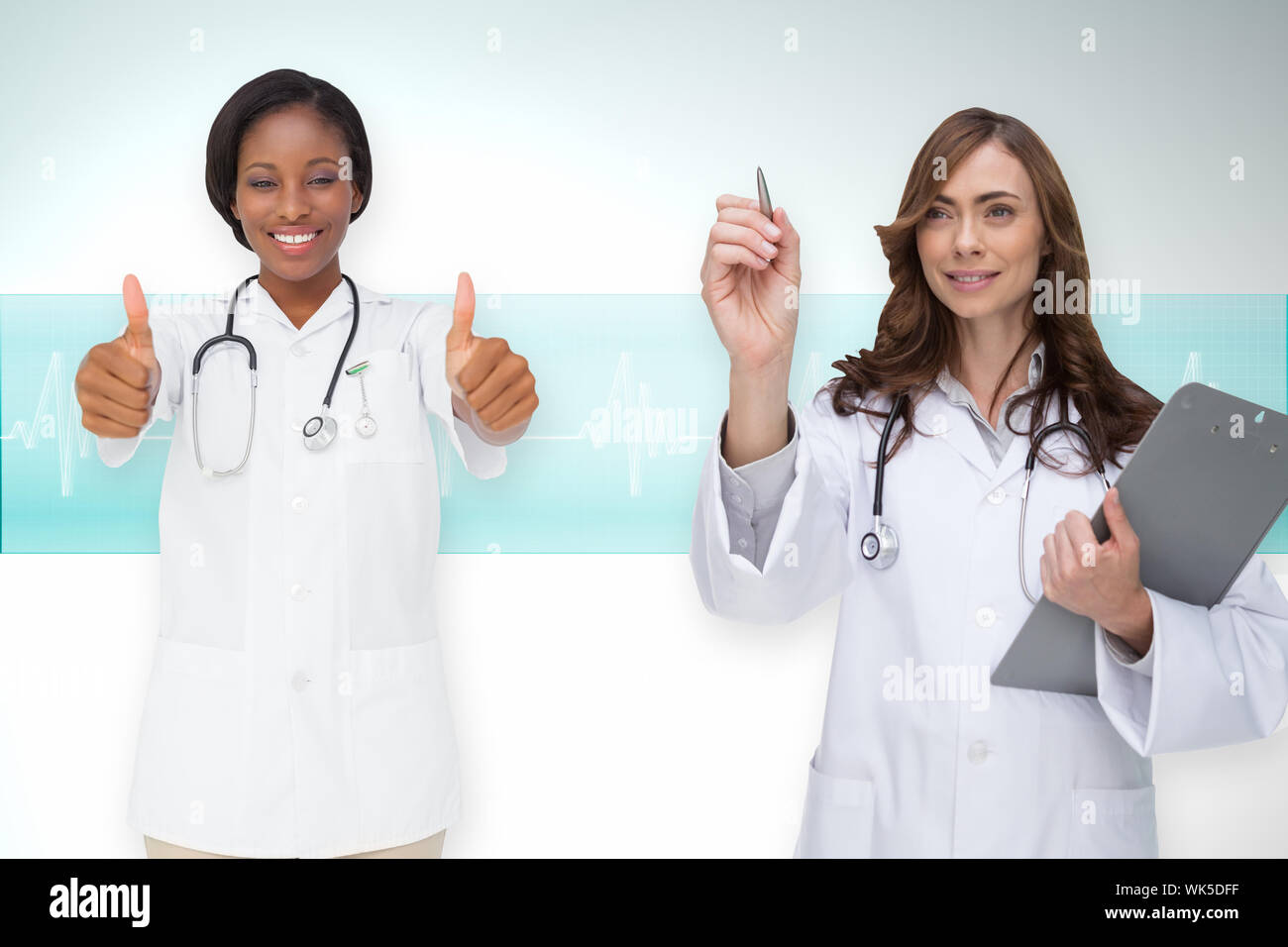 Das zusammengesetzte Bild im medizinischen Team gegen EKG-Linie in Blau und Weiß Stockfoto