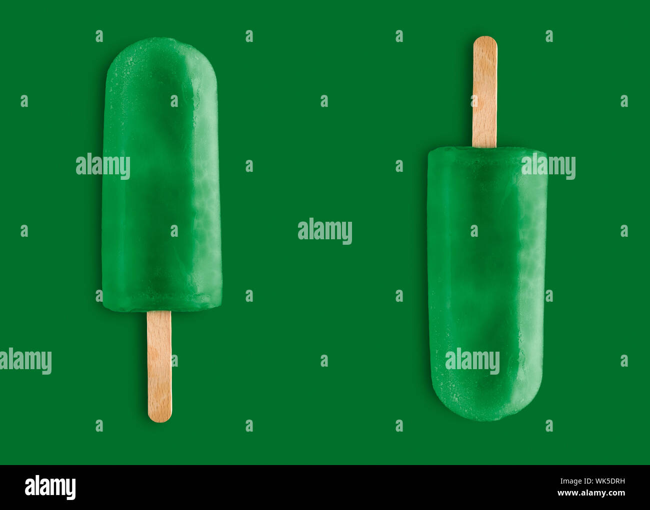 Mint popsicle auf grünem Hintergrund Stockfoto