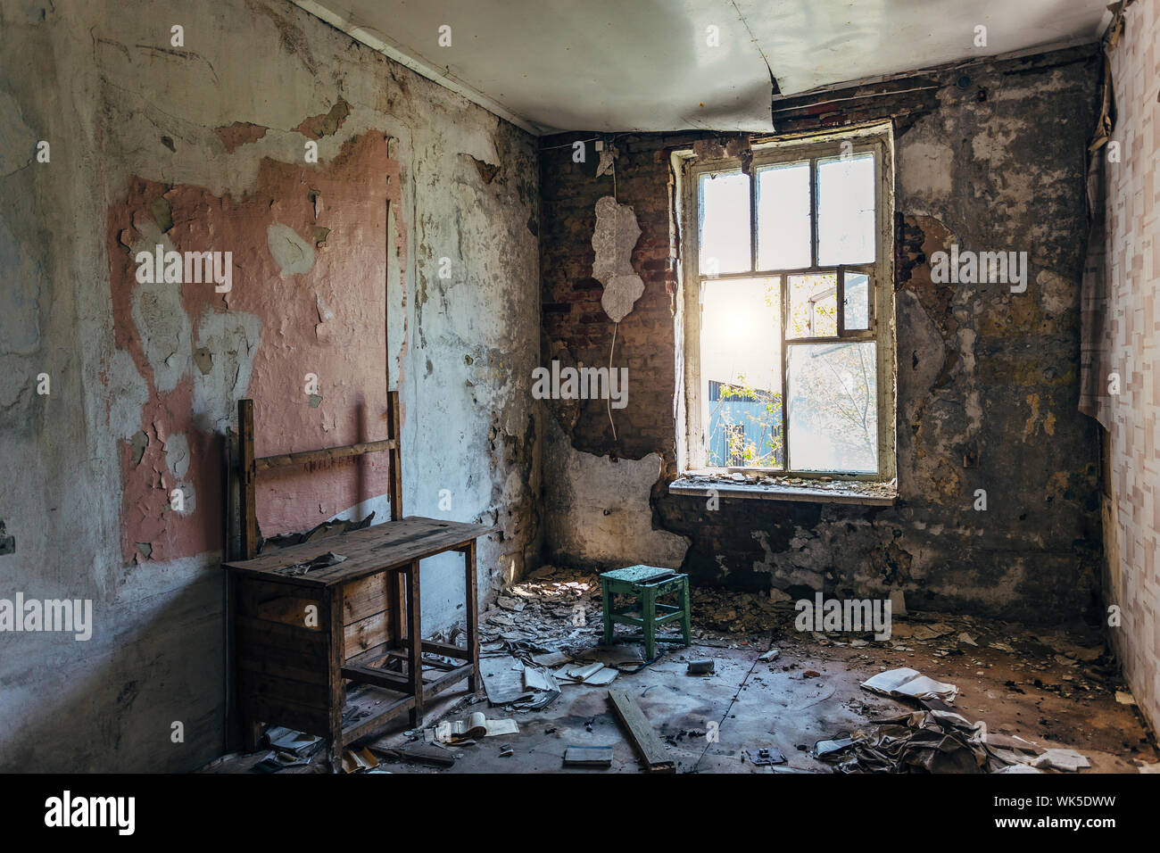 Innenraum der unordentlichen Zimmer im alten, verlassenen Gebäude. Stockfoto