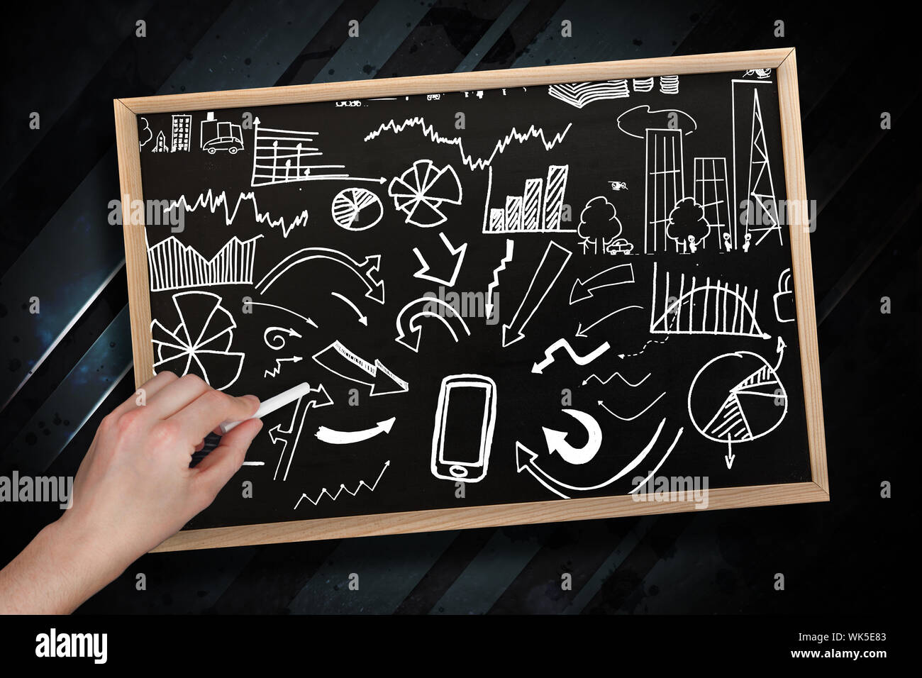 Das zusammengesetzte Bild von Hand zeichnen Geistesblitz mit Kreide auf Tafel mit Holzrahmen Stockfoto