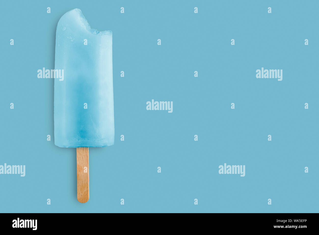 Cool gebissen Popsicle auf blauem Hintergrund Stockfoto