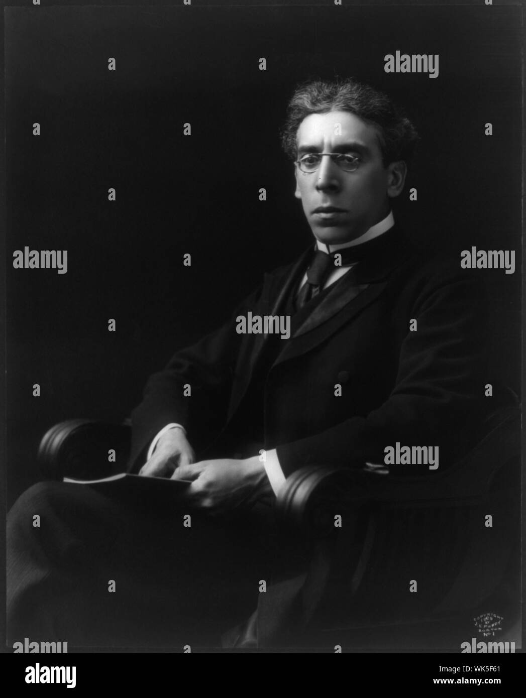 Israel Zangwill, 1864-1926, drei viertel länge Porträt, Sitzen, nach links. Schriftsteller und Dramatiker und eng. Stockfoto