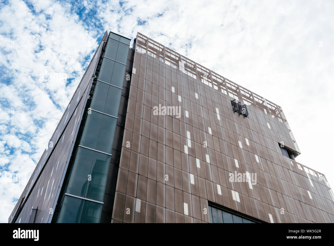 New York City, USA - 20. Juni 2018: Low Angle View von Cooper Square Building in New York. Es wurde von Thom Mayne konzipiert. Es ist eine akademische Zentrum, Stockfoto