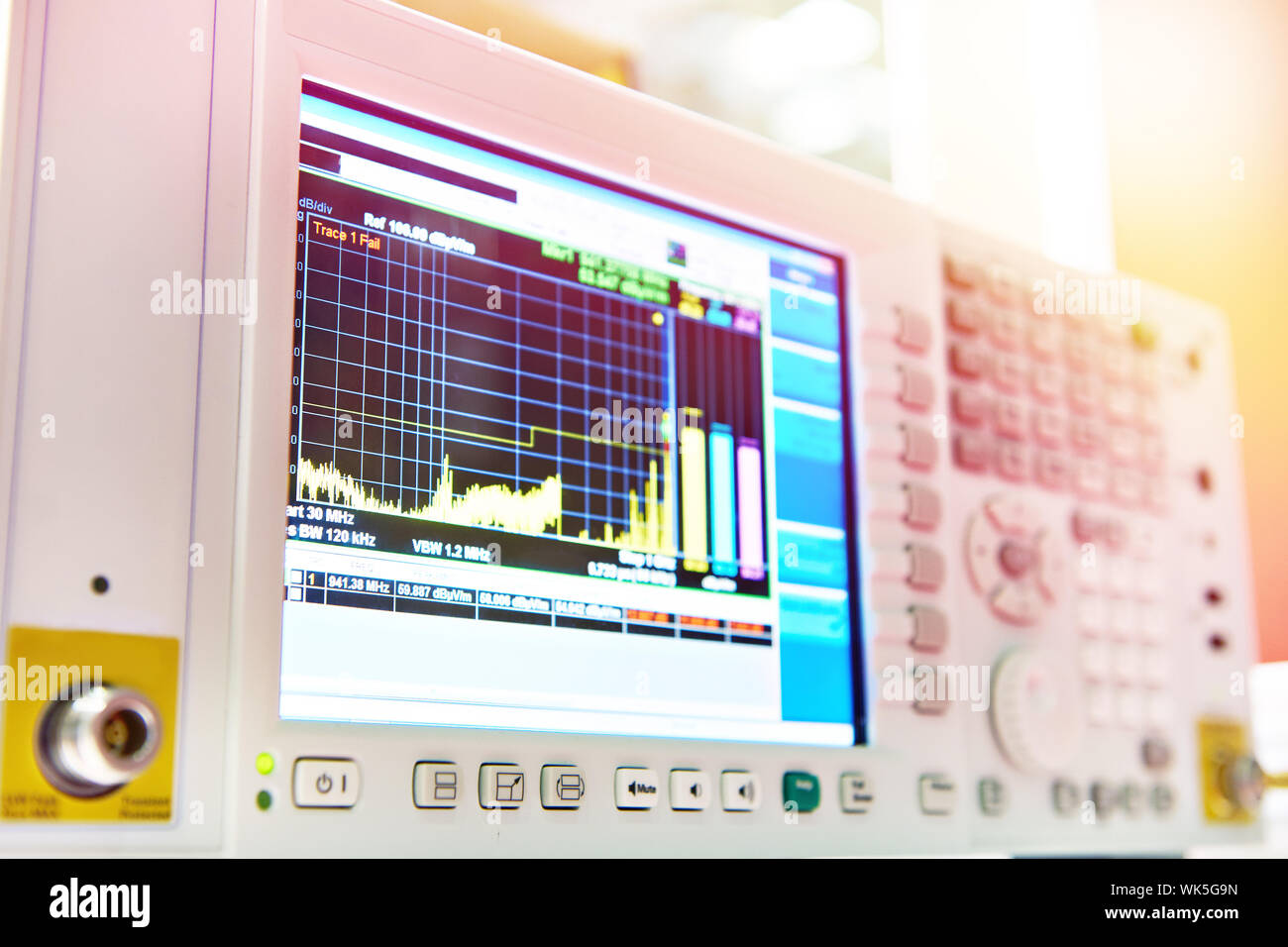 Empfänger für die Messung der elektromagnetischen Feld mit Display Stockfoto