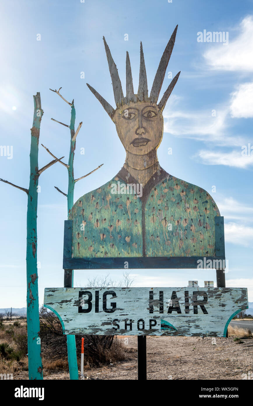 Es kann nicht überraschen, zu erfahren, dass die Inhaber von Marathon, Texas, großen Haar Schönheitssalon ist die Schwester des Besitzers einer Galerie in der Stadt Stockfoto