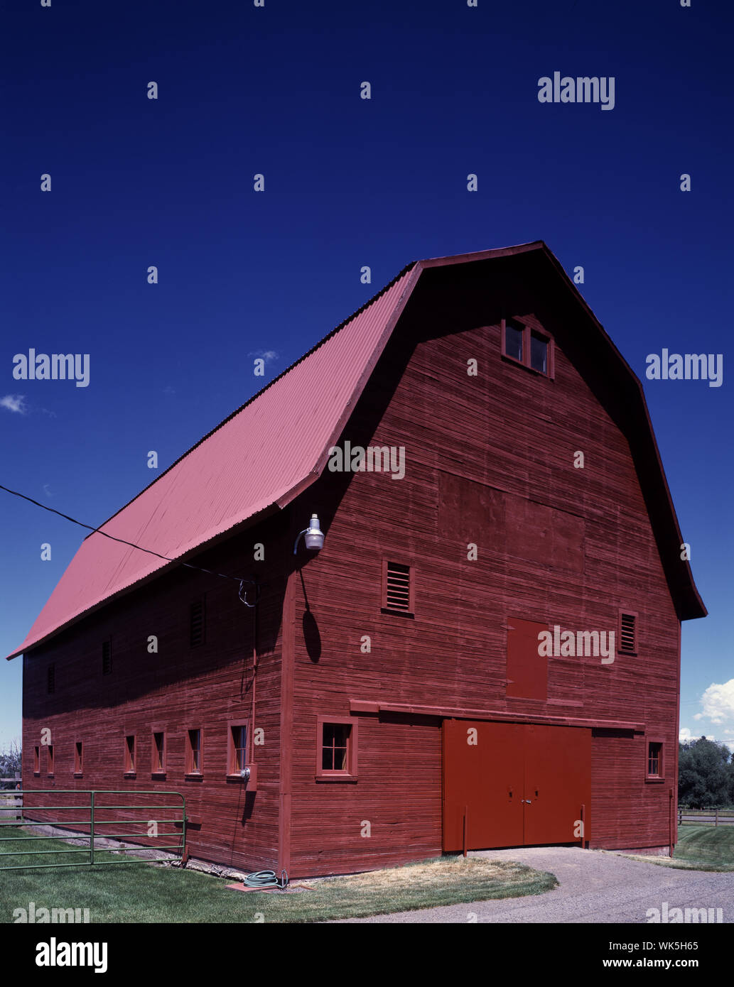 Es dauerte 45 Liter Farbe, und der bessere Teil von drei Sommer, für James Schnallen seiner 45-Fuß hohen Red Barn in Joseph, Oregon zu malen Stockfoto