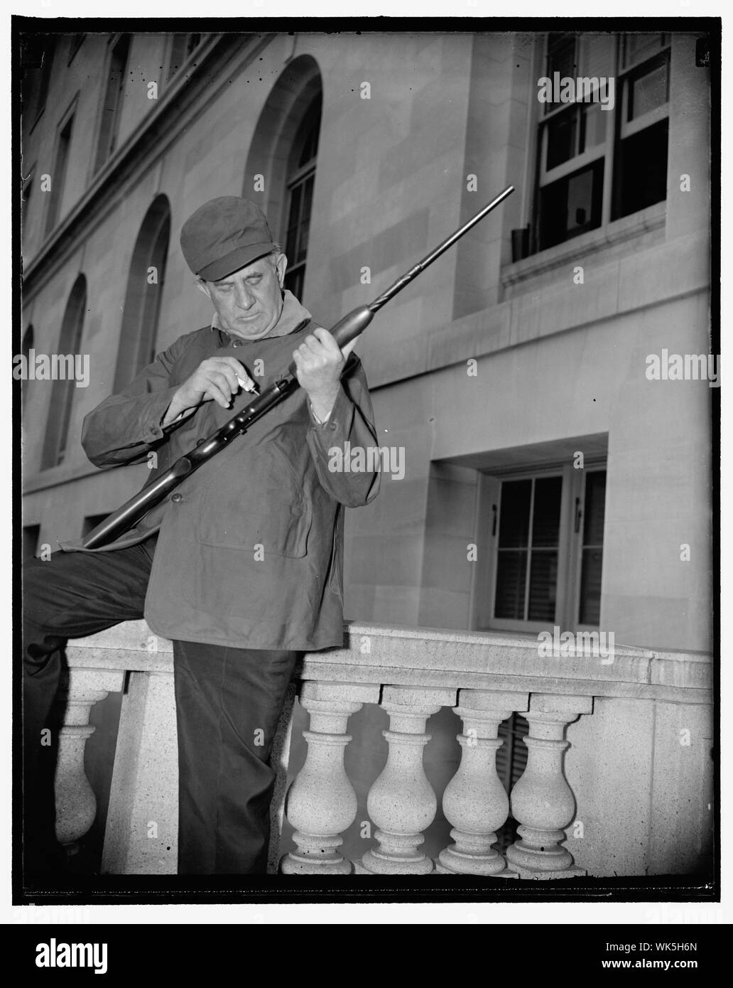 Es wird nicht mehr lange! Washington, D.C., 14. Juni. Mit dem Kongress in dieser Woche zu vertagen, Senator Tom Connally von Texas, konnte einfach nicht den Drang, seine Waffen in der Vorbereitung für eine Jagdreise in seiner Heimatstadt während der reccess prüfen widerstehen. Die kameraleute riss die Solon, wie er über ein paar potshots an einem imaginären Hirsch auf dem Kapitol erdet, 6/14/38 Stockfoto