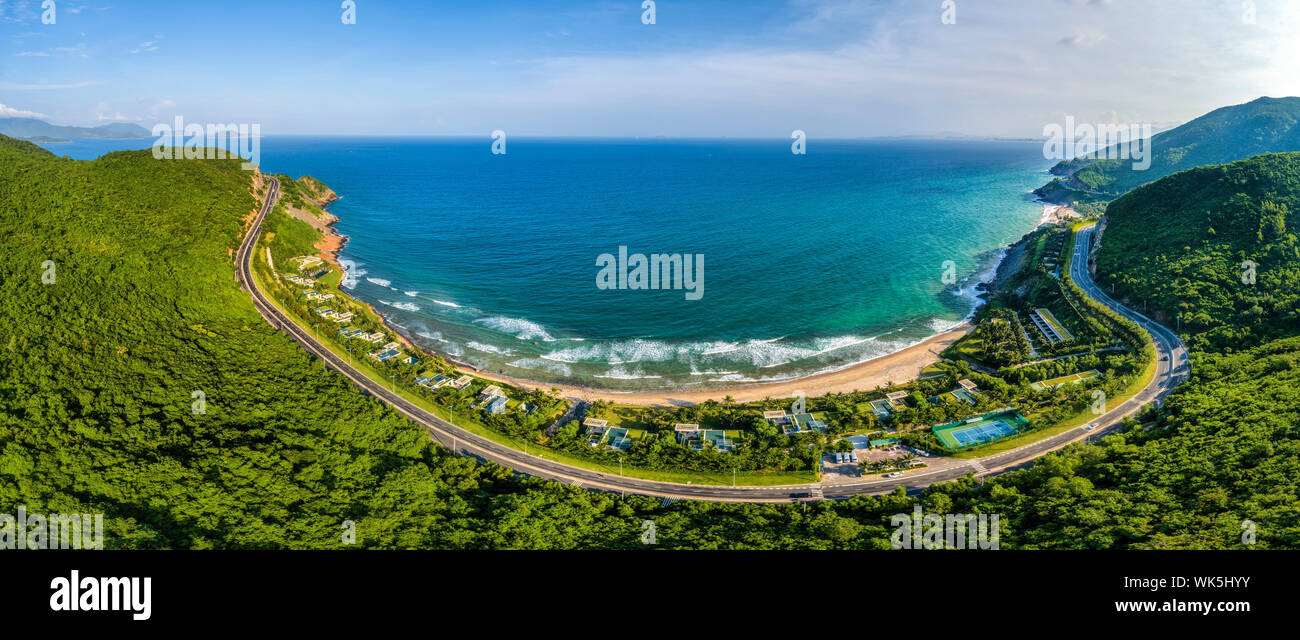 Luftaufnahme von DT 6571 Straße von Nha Trang Stadt zu Cam Ranh Stadt, Khanh Hoa, Vietnam. Stockfoto