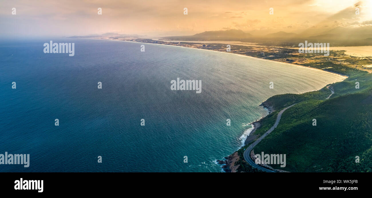 Luftaufnahme von DT 6571 Straße von Nha Trang Stadt zu Cam Ranh Stadt, Khanh Hoa, Vietnam. Stockfoto