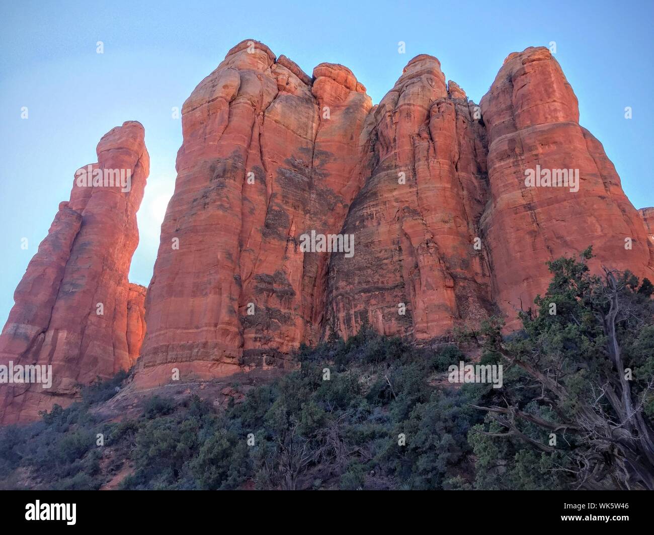 Low Angle View des Cathedral Rocks gegen Sky Stockfoto