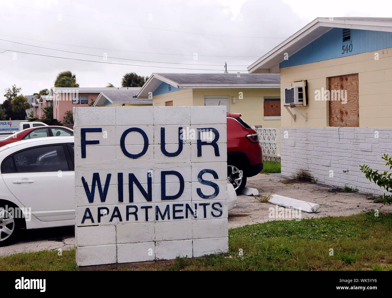 Cape Canaveral, Florida, USA. 3. Sep 2019. Fenster an der Vier Winde Apartments sind mit Sperrholz geschützt, als Hurrikan Dorian im Norden an der Ostküste von Florida nach einer geschwächten Kategorie 2 Sturm verwüstet Teile der Bahamas. Credit: Paul Hennessy/SOPA Images/ZUMA Draht/Alamy leben Nachrichten Stockfoto