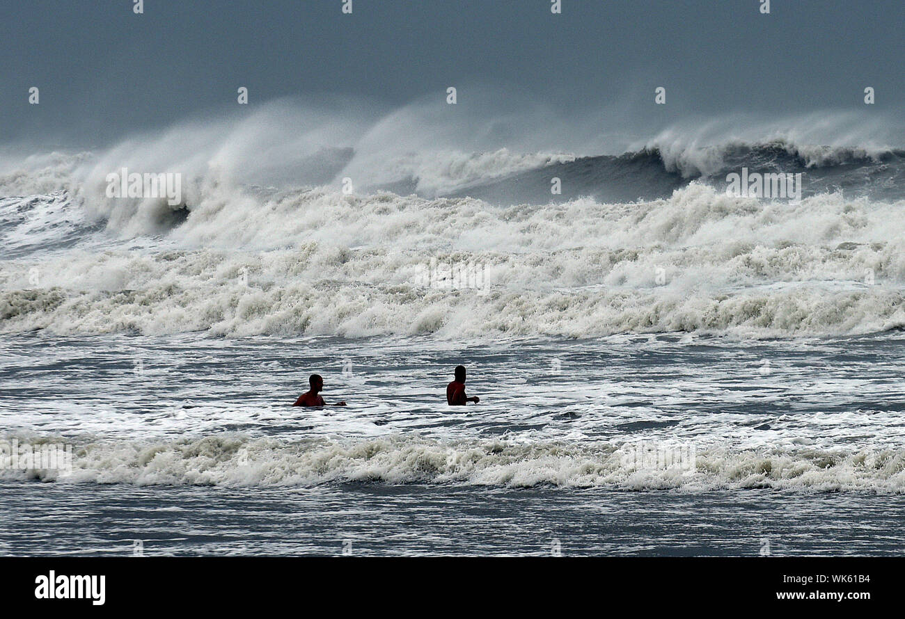 Cocoa Beach, Florida, USA. 3. Sep 2019. Zwei Männer genießen Sie die schweren Wellen als Hurrikan Dorian im Norden an der Ostküste von Florida nach einer geschwächten Kategorie 2 Sturm verwüstet Teile der Bahamas. Credit: Paul Hennessy/SOPA Images/ZUMA Draht/Alamy leben Nachrichten Stockfoto