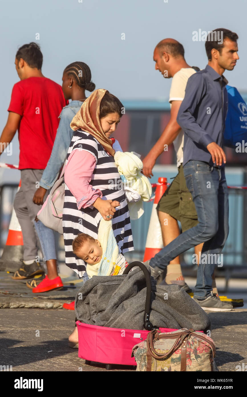 Thessaloniki, Griechenland - Sept. 3, 2019: Flüchtlinge und Migranten steigen Sie zum Hafen von Thessaloniki nach aus dem Flüchtlingslager von Moria übertragen werden Stockfoto