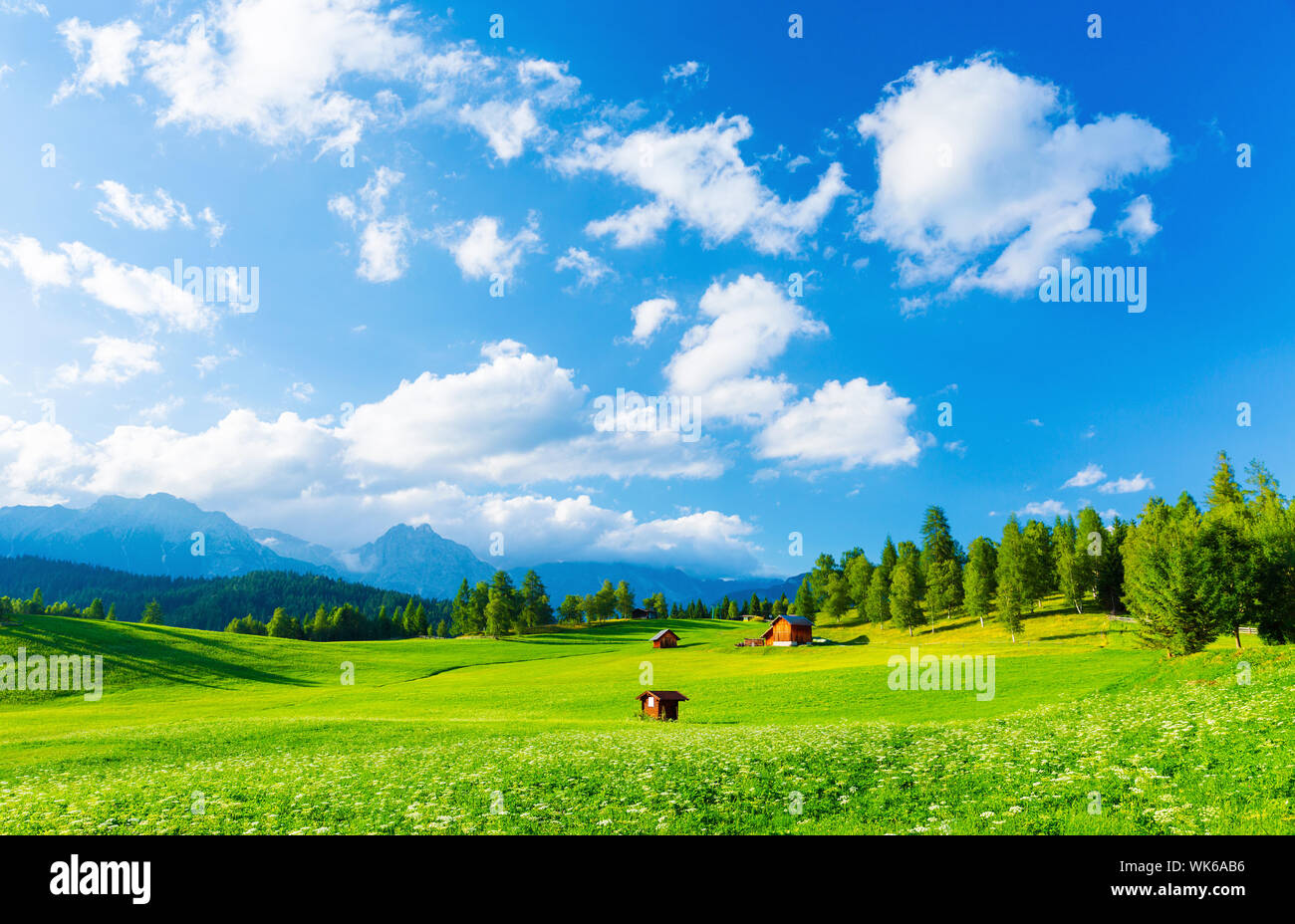 Schöne Landschaft Tal in alpinen Bergen, kleinen Häusern in Seefeld, Ländliches Motiv, majestätischen malerische Aussicht in sonniger Tag Stockfoto