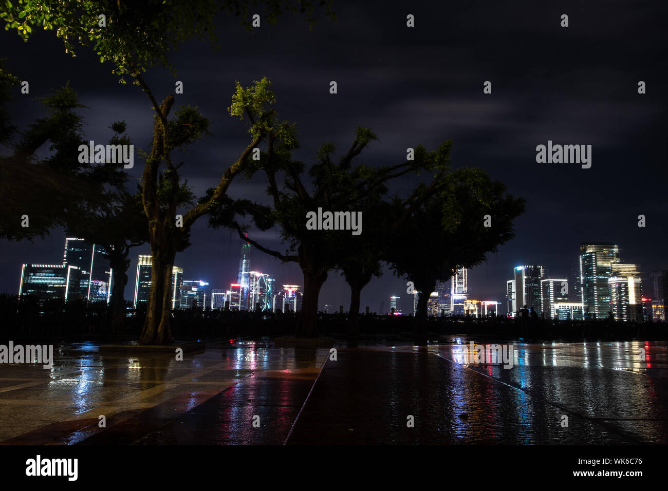 Shenzhen, China. 02 Sep, 2019. Die Nacht Szene zeigt die beleuchteten Wolkenkratzer in der Futian District der chinesischen Stadt. Credit: Swen Pförtner/dpa/Alamy leben Nachrichten Stockfoto