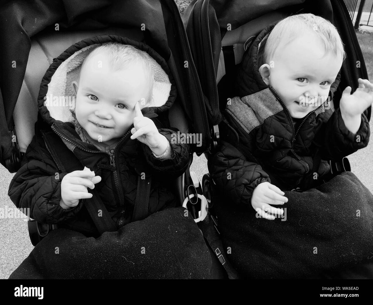 Nahaufnahme der Glücklichen Brüder in Baby Stroller Stockfoto