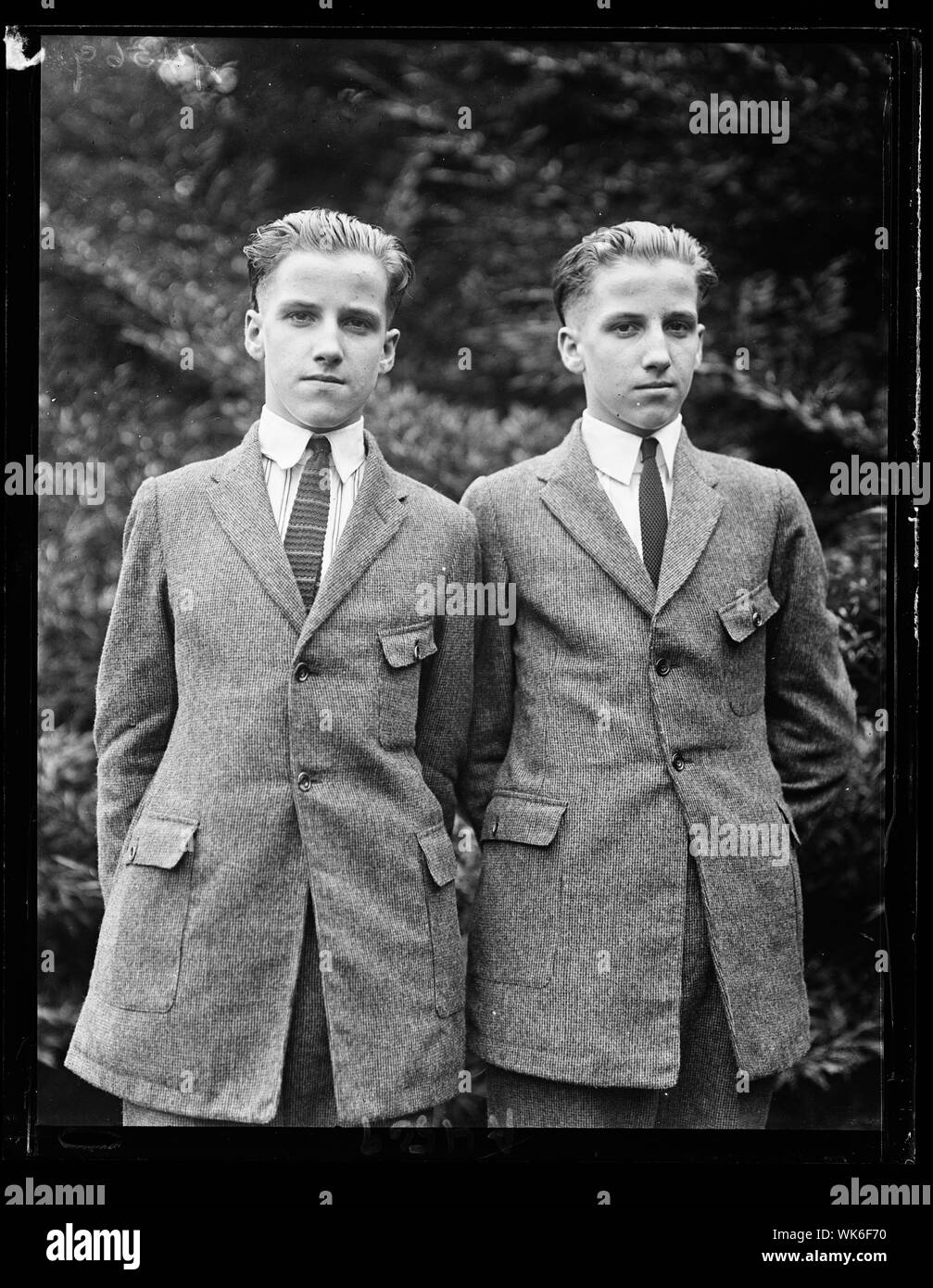 J. Walter Lang (links) und Franz Lang, 17 Jahre alten Zwillinge von Manchester, Ohio, das nur knapp dem Tode auf der Dampfeinheit Insel Königin auf seiner Reise von Cincinnati 1802, Ohio auf Grant's Centennial entgangen. Sie waren Mitglieder der Band The Boys' Das war für die Pres zu spielen Stockfoto