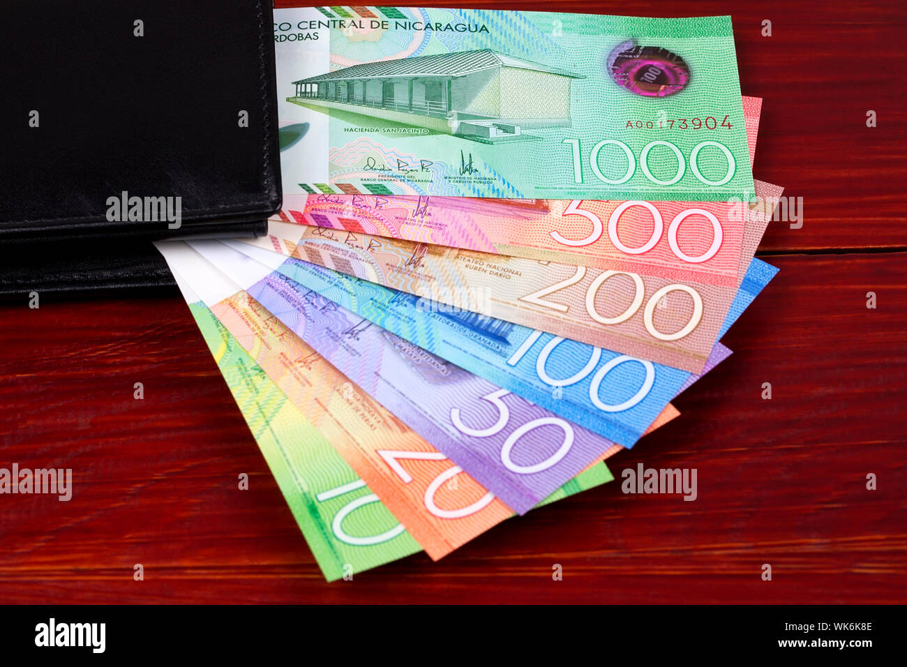 Neue Serie von Nicaraguanischen Cordobas im schwarzen Mappe Stockfoto