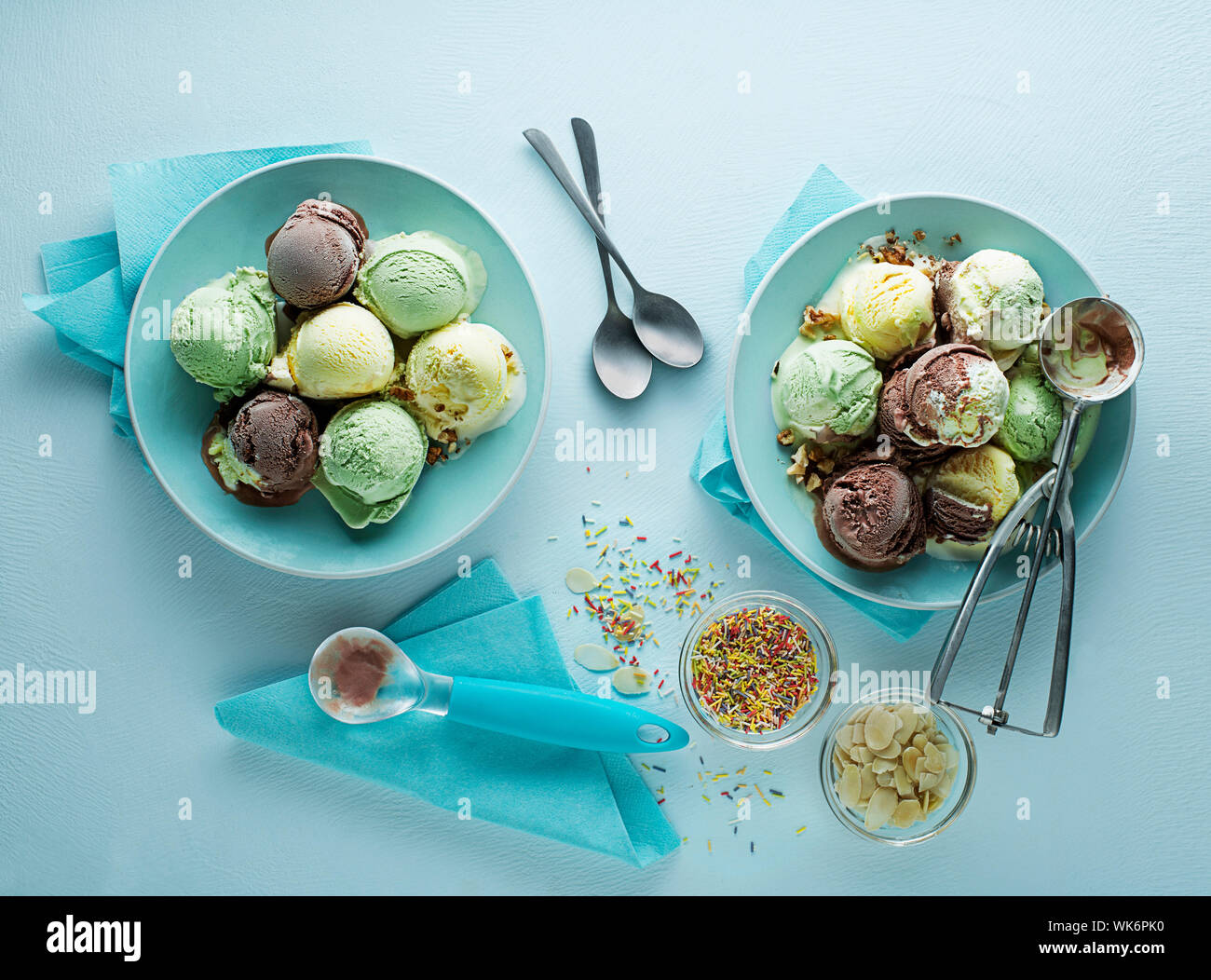 Vielzahl von Eis Schaufeln mit Schokolade Vanille und fruchtigen Geschmack in der Platte mit Utensilien geschaufelt Stockfoto