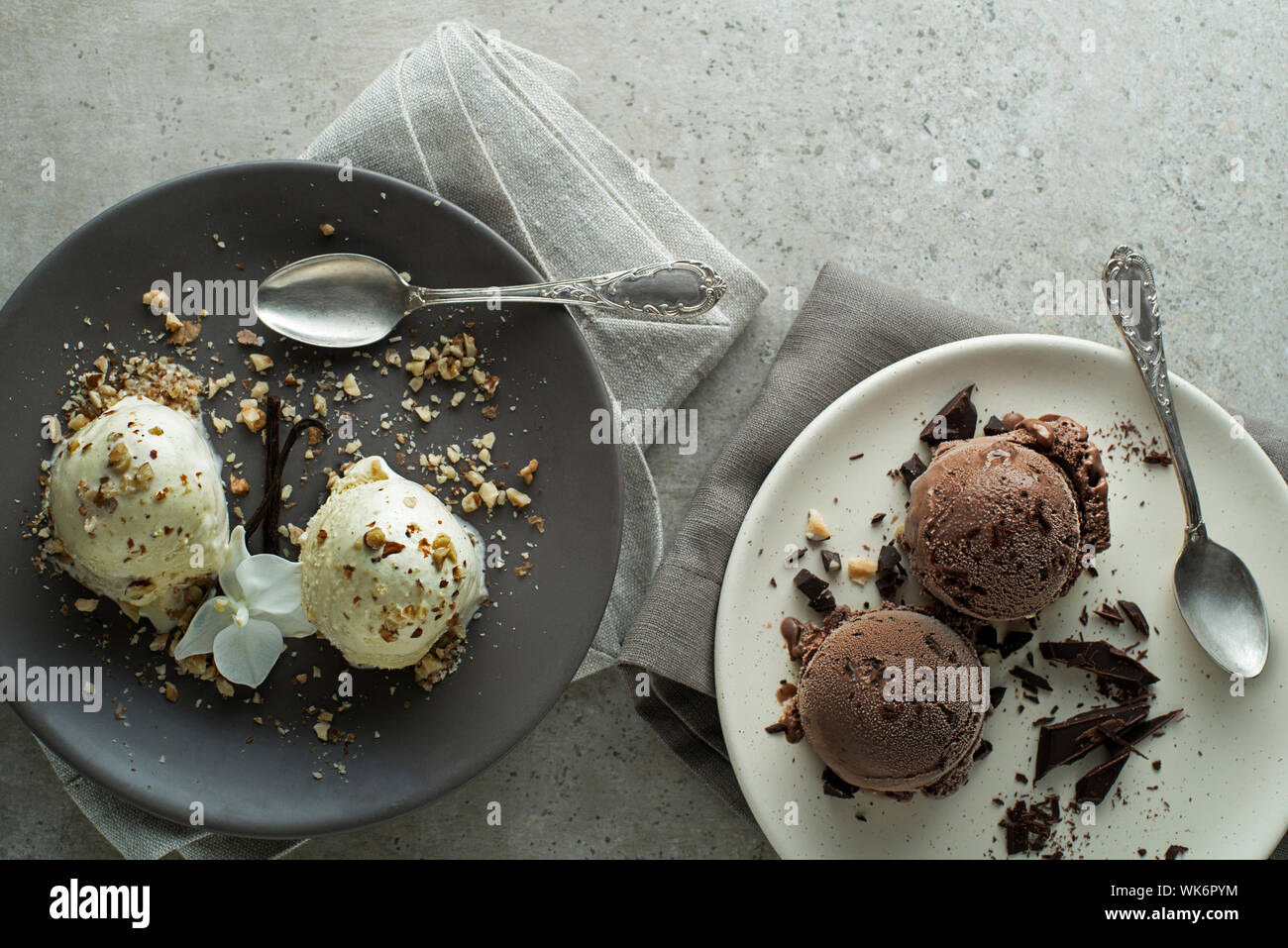 Hausgemachte Bio Schokolade und Vanille Eis in einer Platte Nahaufnahme Stockfoto