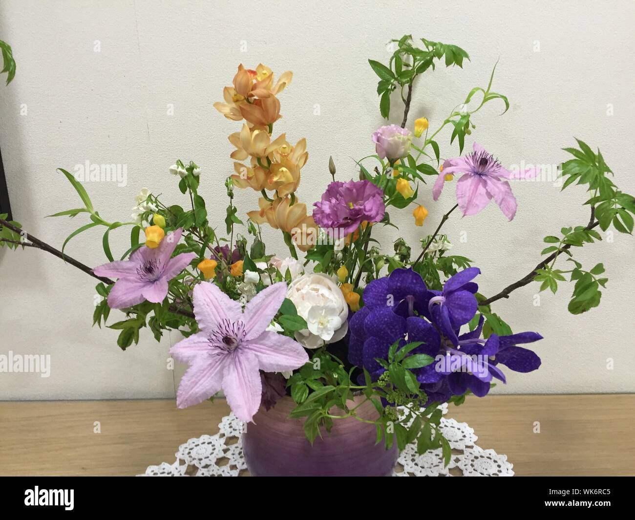Nahaufnahme der Bunte Blume Vase auf hölzernen Tisch Stockfoto