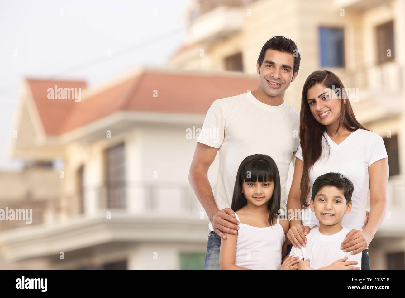 Familie steht vor dem Haus zusammen Stockfoto