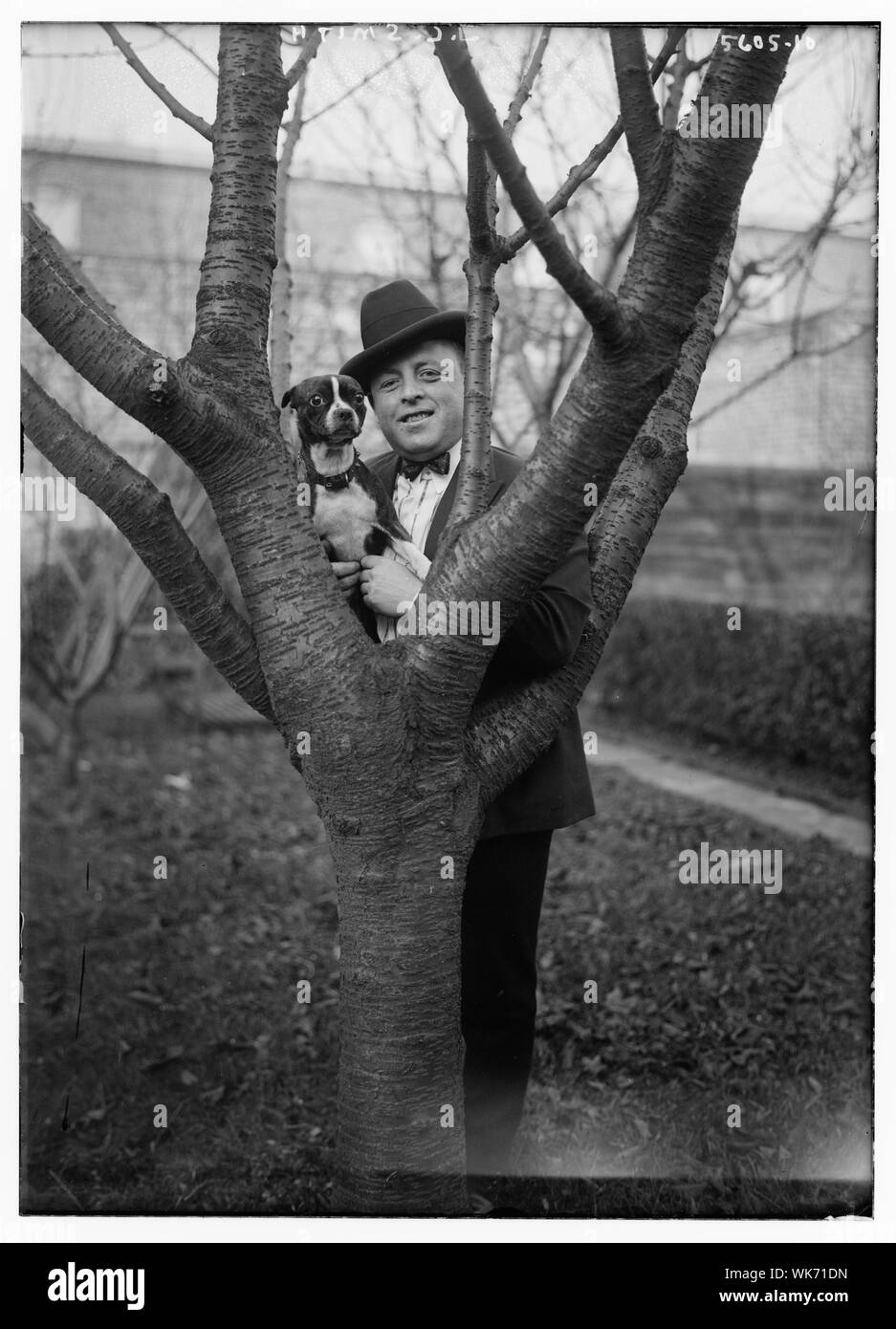 J.C. Smith holding Hund Stockfoto