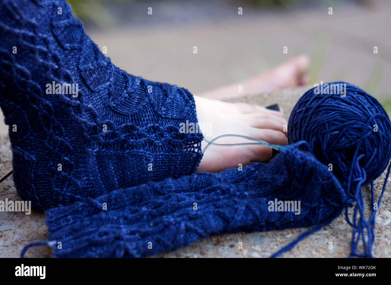 Niedrige Abschnitt der Frau trägt blaue Wolle Socken Stockfoto