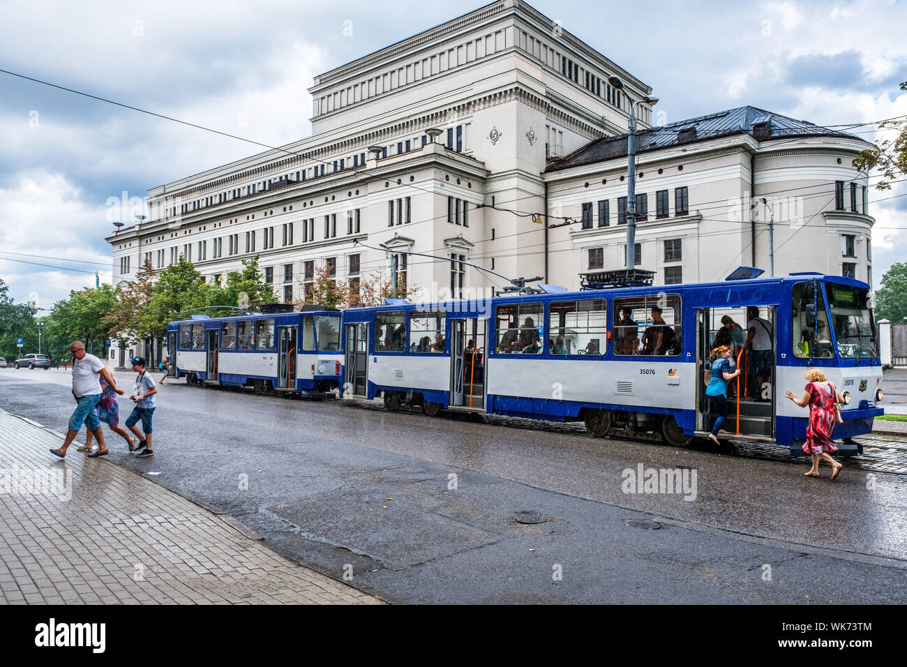 Lettland: Riga. Mit der Straßenbahn vor der Nationalen Oper an einem regnerischen Tag. Die Lettische Nationaloper (LNO, Latvijas Nacion &; l&; Oper), im histor gelegen Stockfoto