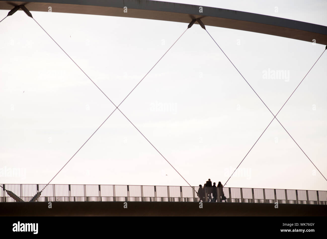 Low Angle View der Familie auf Hoge Brug Brücke gegen klaren Himmel Stockfoto