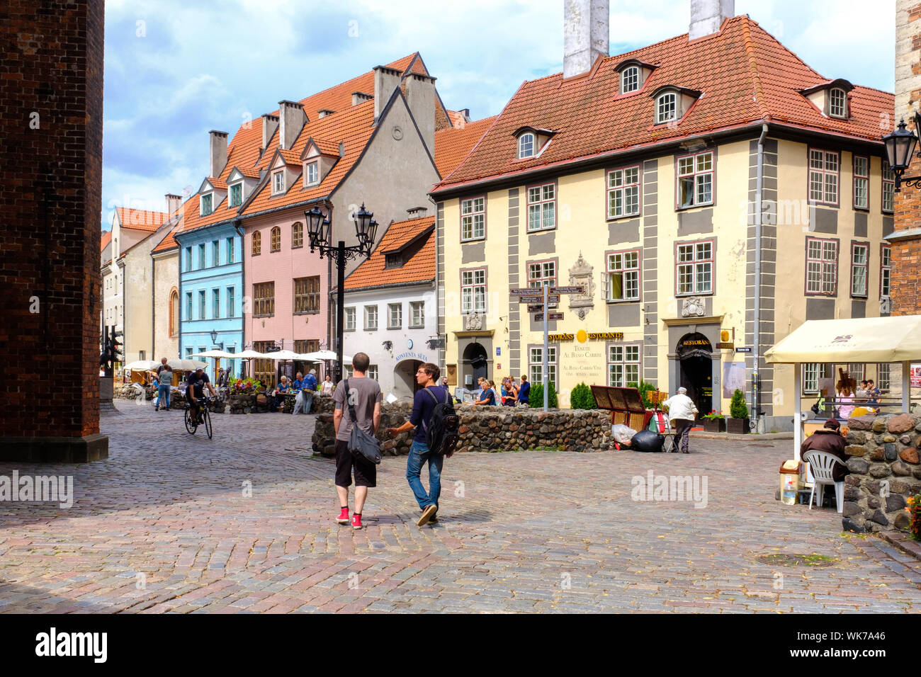 Lettland: Riga. Passanten und Touristen in den gepflasterten Straßen der Altstadt mit seinen traditionellen Häusern und bunten Fassaden Stockfoto