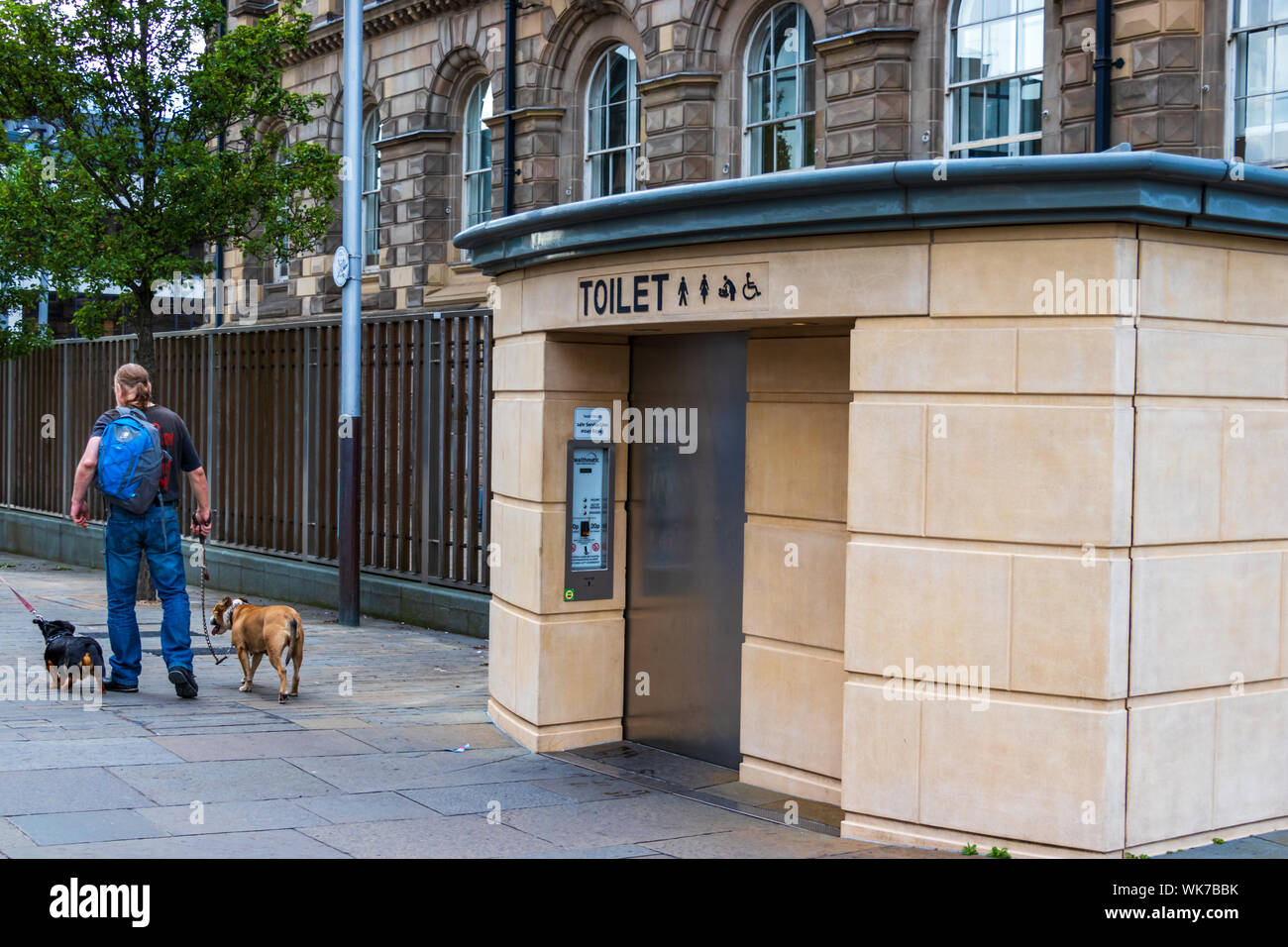 Belfast, Nordirland, Großbritannien - August 1th, 2019: eine öffentliche Straße wc in der Innenstadt von Belfast, Irland, Großbritannien. Stockfoto