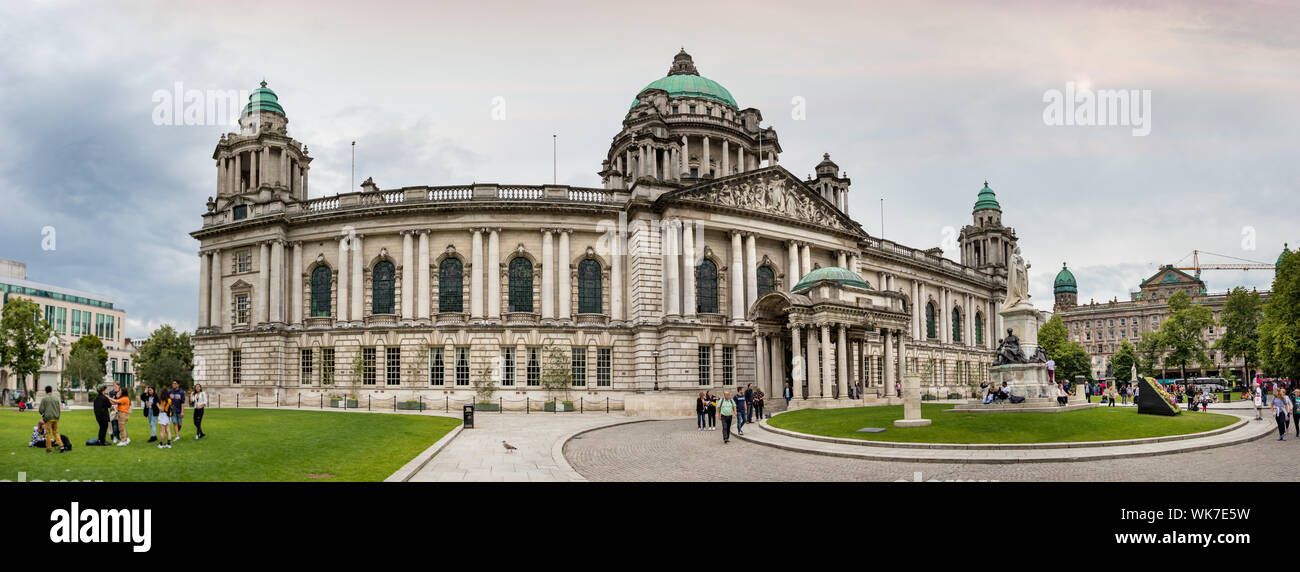 Belfast, Nordirland, Großbritannien - Juli 30., 2019: Perspektive der Belfast City Hall in Donegall Square, Nordirland, Großbritannien. Stockfoto