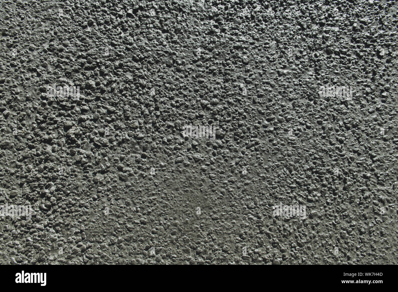 Frischer asphalt Textur. Grobe Zement mit Steinen. Grüne Tönung Straße Hintergrund. Große Bild. Stockfoto