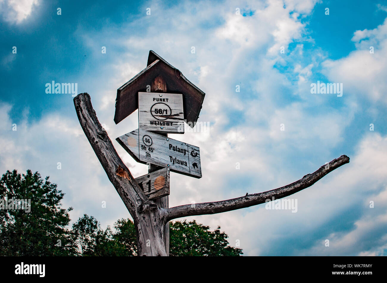 In der Nähe von guideboard in Bergen gegen bewölkter Himmel Stockfoto